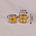 Detailed size view of square 1.5cm resin ring with yellow dried flower inside - Square Pearl Plum Style (Gold)