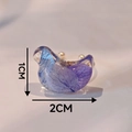 Macro-opname van vogelring van kunsthars met paarse hortensia bloem, afmeting 1x2cm - Vogel