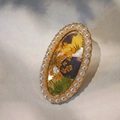 Nahaufnahme der handgefertigten ovalen Haarspange mit Trockenblumen und Perlen - Gelbe und Violette Blumenart (Modell B)