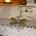 Detalle del collar con colgante de libélula con alas florales verdes y naranjas - Libélula de Plata Alas Verde Naranja (Estilo B)