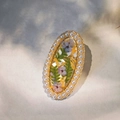 Detail-Makroansicht der handgefertigten ovalen Haarspange mit echten Trockenblumen und Perlen - Lila und Gelbe Blätterart (Modell D)