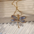 Detalle del colgante de libélula con alas florales azules y cadena de oro elegante - Libélula Dorada Alas Azul Púrpura (Estilo D)