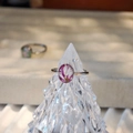 Detailopname van een handgemaakte verstelbare ring met paarse gedroogde bloemen - Paars Roze en Witte Droogbloemen (Type C)