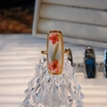 Bague dorée artisanale style chinois avec inclusion de fleurs rouges séchées en résine - Prunier de Perle