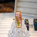Bague style chinois faite main avec de vraies fleurs séchées roses et cadre doré - Fleur en dentelle