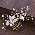 Squisito pettine per capelli da sposa con perle e cristalli su superficie in legno - Oro
