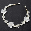 Elegante diadema dorada con flores blancas mate, perlas y cristales sobre fondo negro - Blanco (Alambre Dorado)