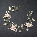 Cerchietto floreale sposa fatto a mano con fiori rosa, perle bianche e foglie dorate - Rosa