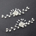 Dettaglio di clip per scarpe da sposa fatte a mano con perle, strass e design floreale - Set di 2 / Bianco