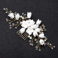 Detail von weißen Keramikblumen und Kristallperlen auf einem goldenen Brautkamm - Weiß