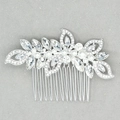 Detalle de peineta floral con diamantes de imitación y perlas en tono plata - Plateado
