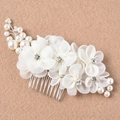 Elegante peineta de flores de tela blanca con perlas y cristales para peinado de novia - Plateado