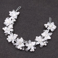 Accessorio per capelli da sposa con fiori bianchi, perle e cristalli su filo d'argento - Bianco