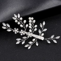 Dettaglio del fermaglio per capelli da sposa fatto a mano con perle e cristalli lucidi - Fermagli per capelli a becco d'anatra / Argento