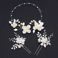 Set da sposa con fiori bianchi fatti a mano e perle su uno sfondo nero elegante - Fascia e Forcine / Argento