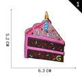 Écusson brodé gâteau au chocolat rose avec bougie bleue et dimensions 6,3x5,2 cm - Part de Gâteau Chocolat Rose (1)