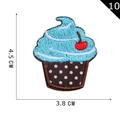 Patch brodé cupcake avec glaçage bleu et pois blancs, hauteur 4,5 cm par largeur 3,8 cm - Gâteau Cerise Dessus Bleu (10)