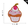 Écusson brodé cupcake rose avec cerise mesurant 6,5 cm sur 4,6 cm de haut - Grand Cupcake Rose (38)