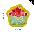 Écusson brodé gâteau avec glaçage rose et fraise rouge, dimensions de 2,9x3,0 cm - Gâteau Fraise Cadre Jaune (31)