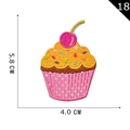 Écusson brodé cupcake avec base rose et décorations colorées, mesure 5,8 par 4,0 CM - Gâteau Cerise à Points Colorés (18)