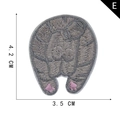 Geborduurde patch grijze kat rugzijde met roze pootjes stijl E maat 4,2x3,5 cm - Grijze Kat Rug Stijl (E)