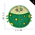 Parche bordado de mariquita verde para ropa y bolsos con dimensiones de 5x6 cm - Estilo Mariquita con Manchas Verdes Oscuras y Amarillas (1)