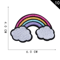 Regenbogen-Wolken-Stickerei Aufnäher in 4,0x6,0 cm Größe mit pinken Details - 10* Mindestbestellmenge 10 Stück Pro Stil Kein Versand Wenn Weniger Als 10 Stück Eingehen.