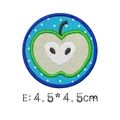 Parche bordado de manzana verde con fondo de lunares azules, tamaño de 4,5 x 4,5 cm - Manzana de Corazón Fondo Azul (E)