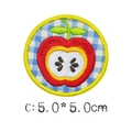 Parche bordado redondo de 5cm con manzana roja sobre cuadros azules y borde amarillo - C* Pedido Mínimo De 5 Piezas Por Modelo; Los Pedidos Inferiores A Esta Cantidad No Se Enviarán.
