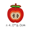 Parche bordado de manzana roja con hoja verde y borde naranja, 4,0 x 5,0 cm - A* Pedido Mínimo De 5 Unidades Por Modelo; Los Pedidos Inferiores A Esta Cantidad No Se Enviarán.