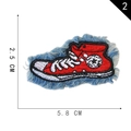 Roter High-Top-Sneaker Stickaufnäher mit weißen Schnürsenkeln und blauem Fransenrand - Roter High-Top-Schuh-Stil (2)