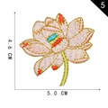 Roze lotusbloem borduursel patch met gouddraad details en groene steel 5,0x4,6cm - Roze Lotus