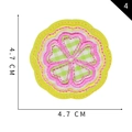 Blumen Stickerei Aufnäher mit gelben Blüten und grünen Karodetails, Größe 4,7 cm - Gelbe Karo-Blume (D)