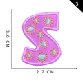 Parche bordado letra S violeta con motivos geométricos, tamaño 3,0x2,2 cm - S
