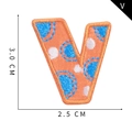 Parche bordado letra V naranja con puntos azules y marcas de 3,0 cm x 2,5 cm - Letra V
