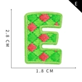 Parche bordado letra E en hilo verde con diseño de diamantes rojos, 2,8 cm - Letra E