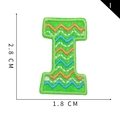 Parche bordado letra I verde con ondas multicolores y medidas de dimensiones - Letra I