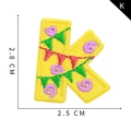 Parche bordado letra K amarillo con detalles de banderas de colores 2,8cm - Letra K