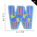 Parche bordado letra W azul oscuro con rayas naranjas, medida 2,8cm por 3,1cm - Letra W