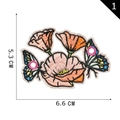 Geborduurde bloemen- en vlinderpatch met roze floraal ontwerp en blauwe details 6.6cm - Oranjeroze Bloem Vlinder Stijl (01)