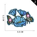 Blauwe bloemen borduurwerk patch met twee vlinders en rand van 6.6x5.3 cm groot - Hemelblauwe Bloem Vlinder Stijl (02)