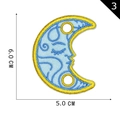 Blauwe glimlachende maan geborduurde patch afmetingen 6,0cm bij 5,0cm variant 3 - Lichtblauw Gele Halve Maan Gezicht Stijl (03)
