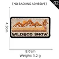 Wild & Co Snow Stickaufnäher mit Berg- und Snowboarder-Design, 8,0 x 4,3 cm groß - Snowboarden Sport (02)