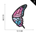 Roze en blauw geborduurde vlinder patch met afmetingen 8,5 cm bij 5,5 cm - Roze Blauw Zwarte Geborduurde Vleugels Stijl (07)