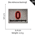 Grauer rechteckiger Stickaufnäher mit schwarzer Zahl Null und Never want to give up Text - Nummer 0 Grau (04)