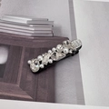 Dettaglio del fermaglio per capelli con strass e incisione Made With Love - Bianco