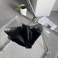 Detailopname van een elegante zwart fluwelen en kanten haarelastiek op moderne stoel - Zwart