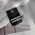 Detailansicht von zwei minimalistischen Strass-Haarspangen auf einer schwarzen Markenkarte - Weiß