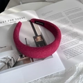 Dettaglio del cerchietto in maglia rosso bacca con etichetta fatta a mano su rivista - Fascia a Maglia Spessa (Etichetta HANDMADE) / Rosso