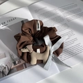 Detail van koffiebruine scrunchie met schattige pluche puppy en zilveren satijnen strik - Bruin
